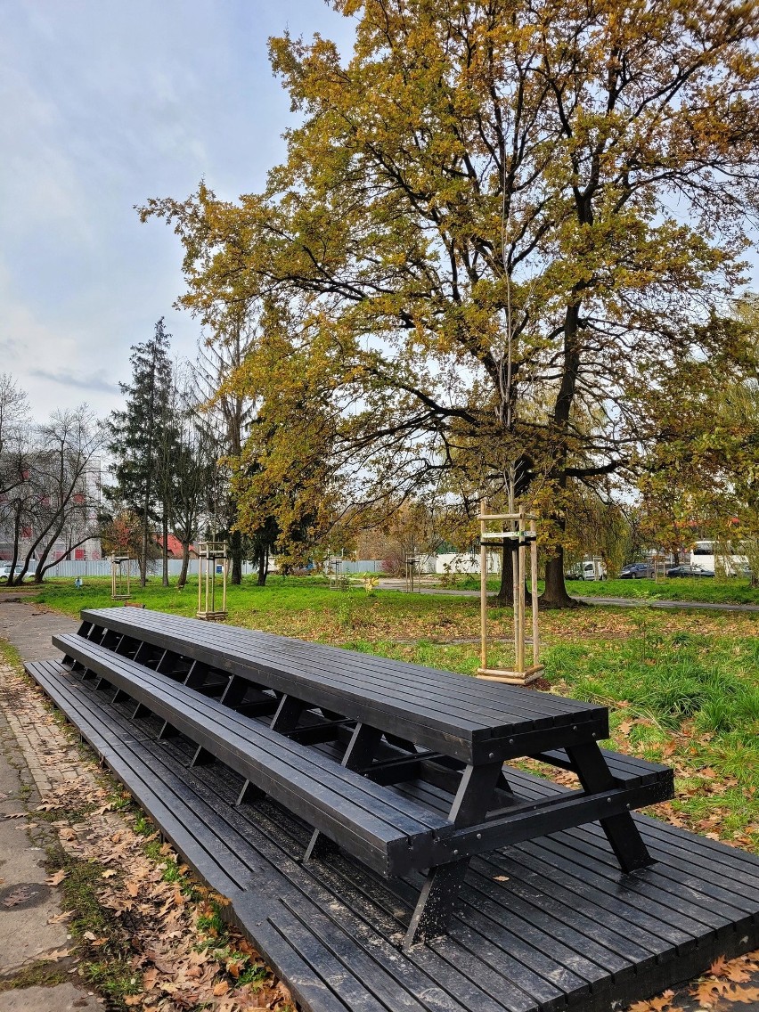 Kraków. Wyczekiwany park na terenie po motelu Krak: pojawiły się duże huśtawki i stoły piknikowe
