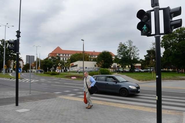 W tym miejscu ulicy Gagarina w Toruniu sygnalizacja świetlna dotyczy tylko przejścia przez torowisko, a nie przez jezdnię