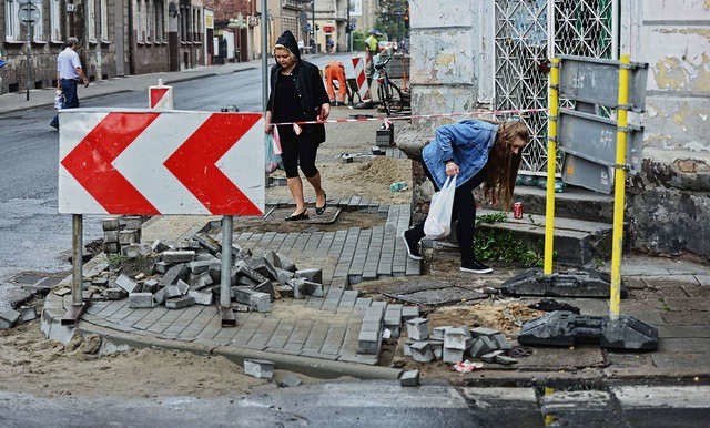 Na Chocimskiej i Kościuszki układany jest nowy chodnik, jednak mieszkańcy tej drugiej ulicy na jego dokończenie poczekają do przyszłego roku