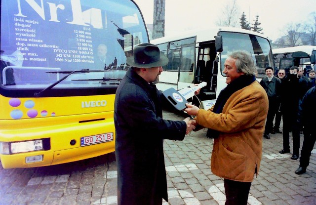 Grudzień 2001 r., włoski przemysłowiec Sergio Cacciamali wręcza ówczesnemu prezydentowi Słupska Jerzemu Mazurkowi symboliczny kluczyk do stacyjki nowo zbudowanego razem z Kapeną autobusu turystycznego Falcon