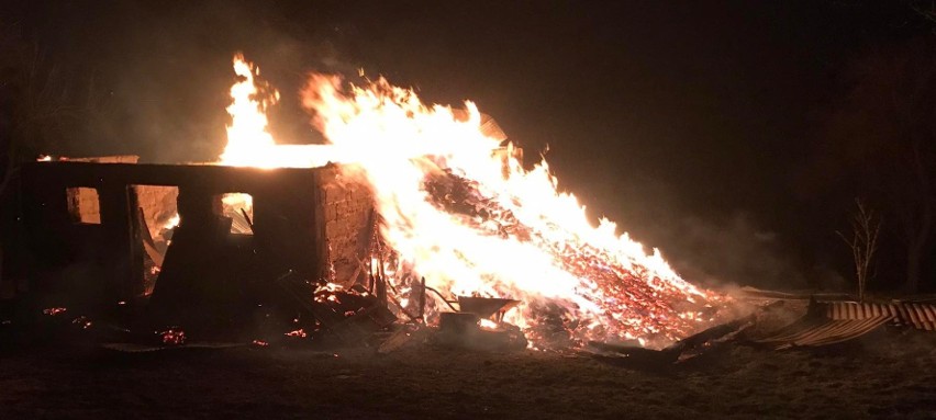 Przez kilka godzin strażacy gasili pożar budynku w Jasienicy koło Birczy w powiecie przemyskim [ZDJĘCIA]