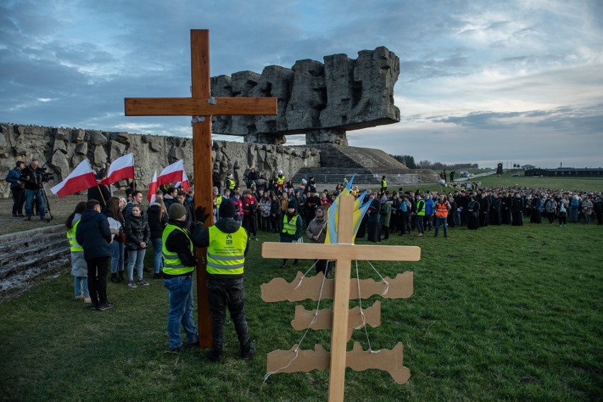 Z krzyżem przeszli przez teren byłego obozu na Majdanku [ZDJĘCIA]