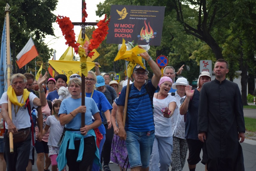 Utrudzeni uczestniczy 38. Kaszubskiej Pielgrzymki dotarli do...