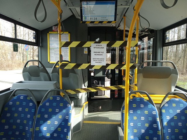 W autobusach wydzielone są specjalne strefy dla kierowców, które mają ustrzec ich przed ewentualnym zagrożeniem koronawirusem