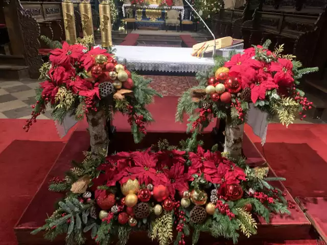 Bożonarodzeniowy wystrój kościoła pod wezwaniem świętego Jana i Ewangelisty w Pińczowie. >>>Więcej zdjęć na kolejnych slajdach