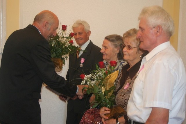 Czesławie i Marianowi Kołodziej gratulował i medale w imieniu prezydenta wręczył wójt Roman Misiaszek
