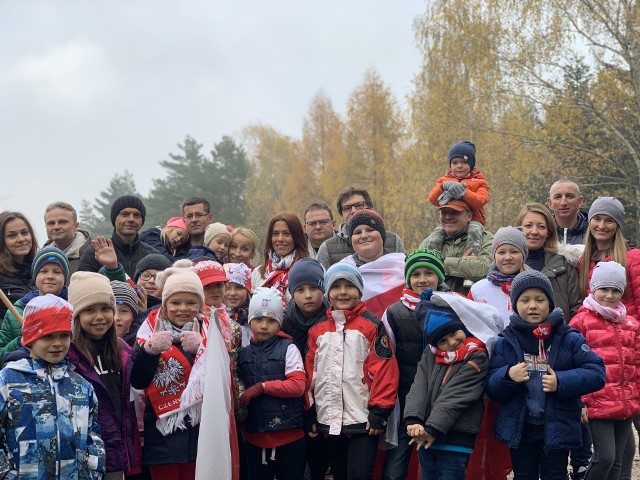 Około 200 osób - młodych karateków z rodzinami w poniedziałek wzięło udział w Treningu Patriotycznym, zorganizowanym przez Kielecki Klub Sportowy Karate. Tradycyjnie 11 listopada sensei zaprosili swoich uczniów do wspólnego maszerowania z pieśnią wojskową na ustach i złożenia hołdu walczącym o niepodległość. - Spotkanie rozpoczęliśmy zbiórką na Stadionie Leśnym i ruszyliśmy do marszu. Złożyliśmy kwiaty i zapaliliśmy znicze pod Pomnikiem Masowych Straceń w czasie drugiej Wojny Światowej, który znajduje się na zboczu Góry Pierścienicy, odśpiewaliśmy Hymn Polski - relacjonuje sensei Piotr Kęćko. - To był przede wszystkim rodzinnie spędzony czas, w duchu patriotyzmu. Atmosfera była rewelacyjna, bardzo sympatyczna. Wspólnie uczciliśmy pamięć tych, którzy  wywalczyli niepodległość naszego kraju - dodaje. Jak przystało na karateków, nie zabrakło ciosów z głośnym okrzykiem "kiai" w hołdzie poległym.   ZOBACZ NA KOLEJNYCH SLAJDACH>>>