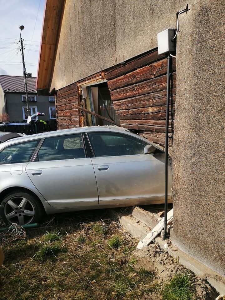 Audi po zderzeniu z innym samochodem wjechało w dom...