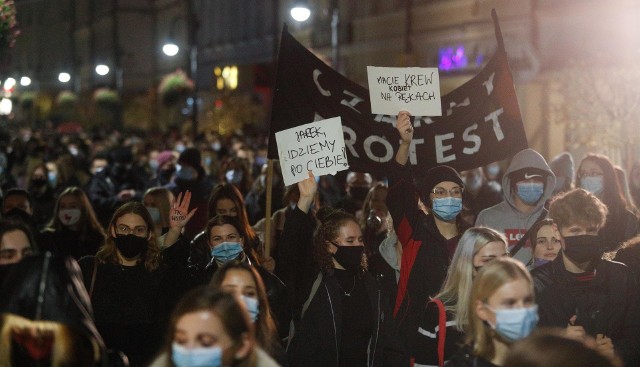 Tłumy w Rzeszowie na proteście przeciwko zaostrzeniu prawa aborcyjnego w Polsce