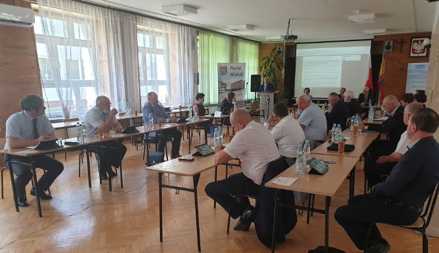 Radni powiatu niżańskiego podczas sesji, na której udzielili zarządowi wotum zaufania za wykonanie budżetu w 2019 roku