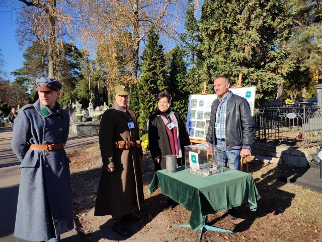 Na cmentarzu w Kozienicach członkowie stowarzyszeń, uczniowie i wolontariusze kwestowali od niedzieli 31 października, dochód ze zbiórki zostanie przeznaczony na renowację zabytkowych nagrobków.