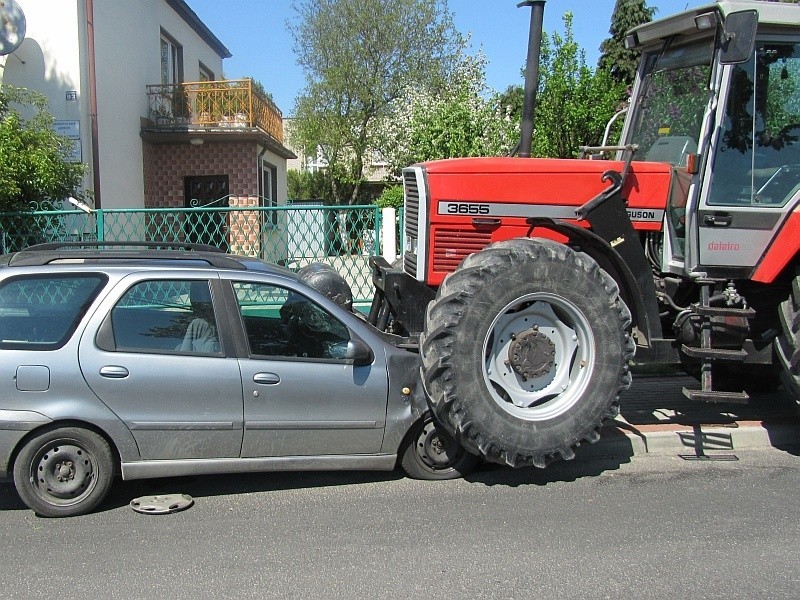 Ostra jazda w Walcach. Traktor wrył się w samochód