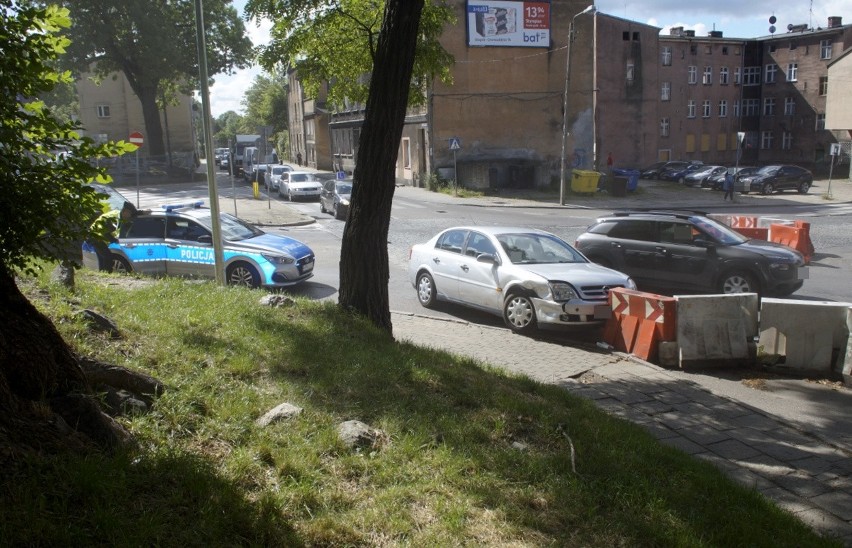 W Słupsku kolizja za kolizją. Ucierpiał nawet szlaban w Szkole Policji [ZDJĘCIA]