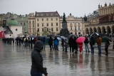 Kraków. Drugi dzień majówkowego szczepienie na Rynku Głównym. Gigantyczna kolejka chętnych do zaszczepienia się [ZDJĘCIA]