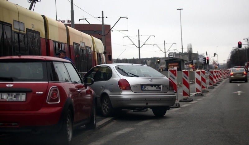 Auta prawie na przystanku! Źle parkują na Żeromskiego. Łódzka drogówka zapowiada kontrole [zdjęcia]