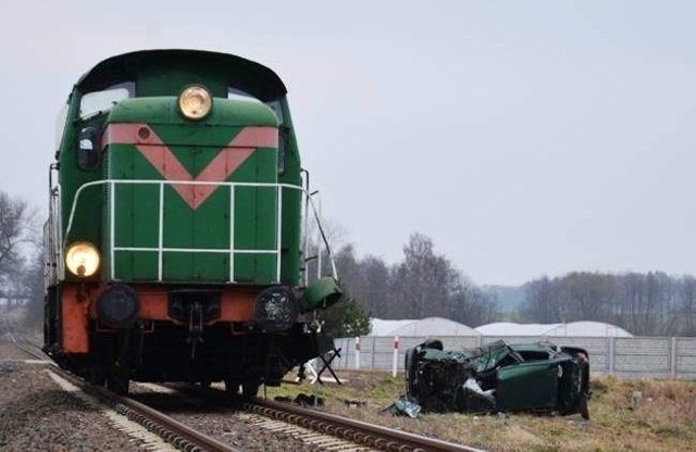 Samochód wjechał pod pociąg w Zielinie.