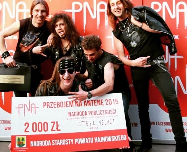 Zespół niedawno wydał płytę "Chwila", po której został okrzyknięty przez dziennikarzy muzycznych "nową nadzieją polskiego hard rocka"