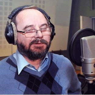 Rafał Janus, dyrektor I LO w Koszalinie w studiu Radia Koszalin zaśpiewał kolędę pt. "Triumfy króla niebieskiego". 