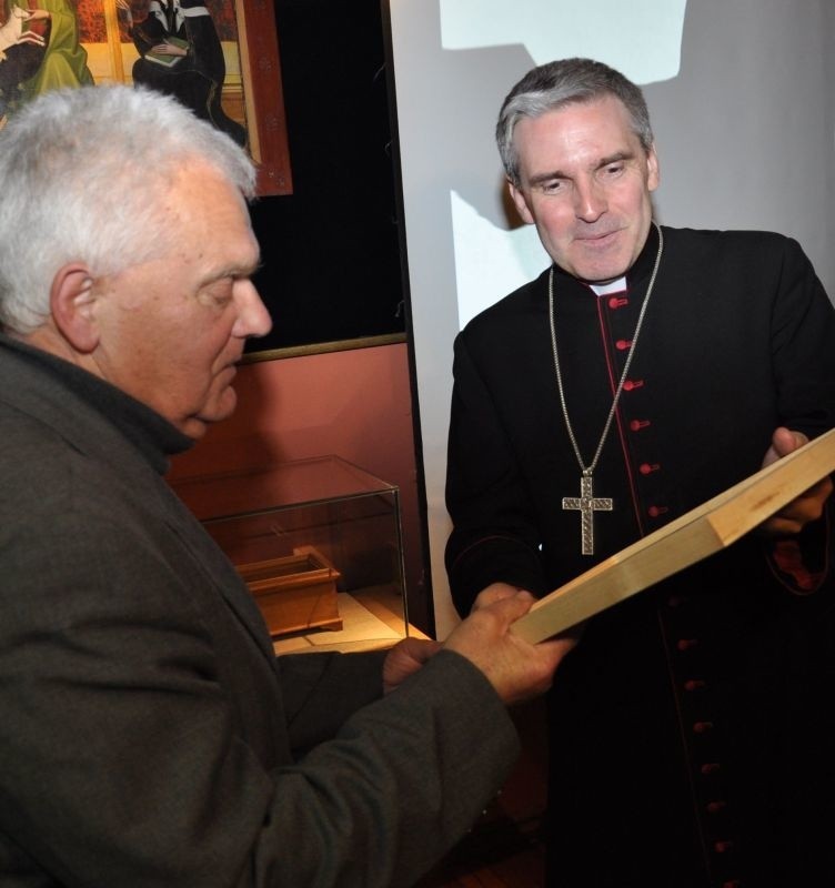 Biskup Krzysztof Nitkiewicz wręczył Józefowi Myjakowi...