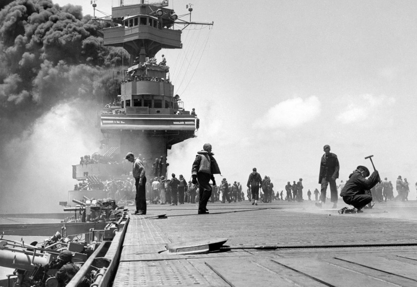 Po ataku japońskim płonie USS „Yorktown”, okręt flagowy...