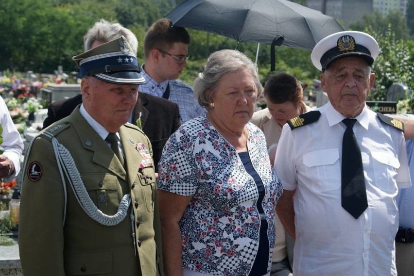 Co rok rocznica śmierci Edwarda Gierka gromadzi na cmentarzu...