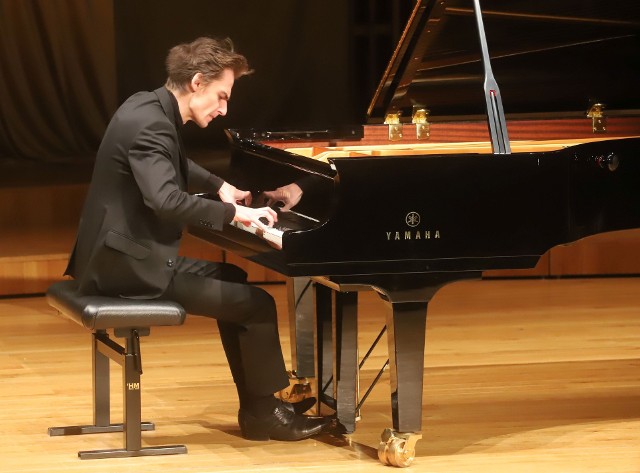 Witany brawami Marcin Wieczorek zagrał recital chopinowski.