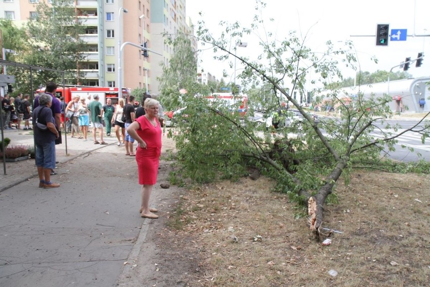 Wypadek na Szybowcowej. Dachował tam opel. 28.08.2015