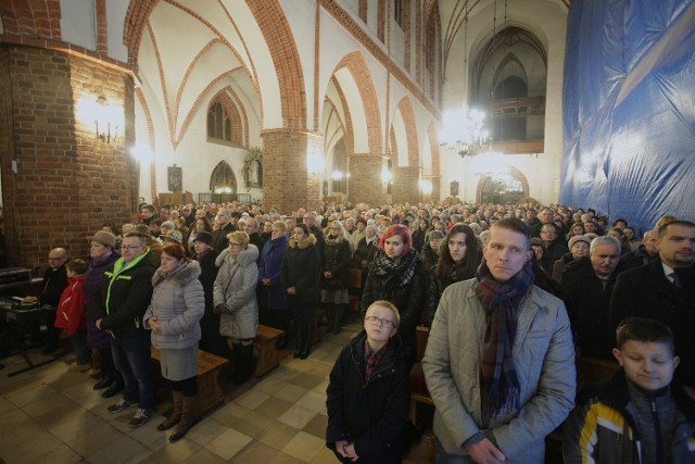 Do Słupska, aby odprawić tu pasterki, przyjechał biskup Krzysztof Zadarko. W wigilijną noc o godz. 22 odprawił jedna z nich w kościele Mariackim.&lt;iframe src=&quot;//get.x-link.pl/6610c2fa-bc73-ae21-c187-15e09a1d3275,43c6f9e8-33a3-2d3d-f6fb-862229ed64e6,embed.html&quot; width=&quot;640&quot; height=&quot;360&quot; frameborder=&quot;0&quot; webkitallowfullscreen=&quot;&quot; mozallowfullscreen=&quot;&quot; allowfullscreen=&quot;&quot;&gt;&lt;/iframe&gt;