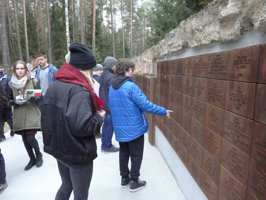 Uczniowie z Wielkopolski w Katyniu [ZDJĘCIA]