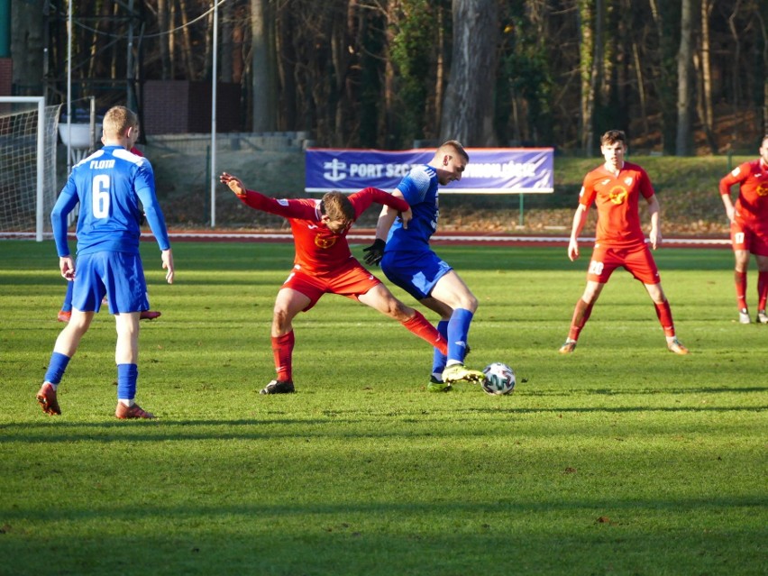 Piłkarze Gwardii Koszalin (czerwone stroje) pokonali na...