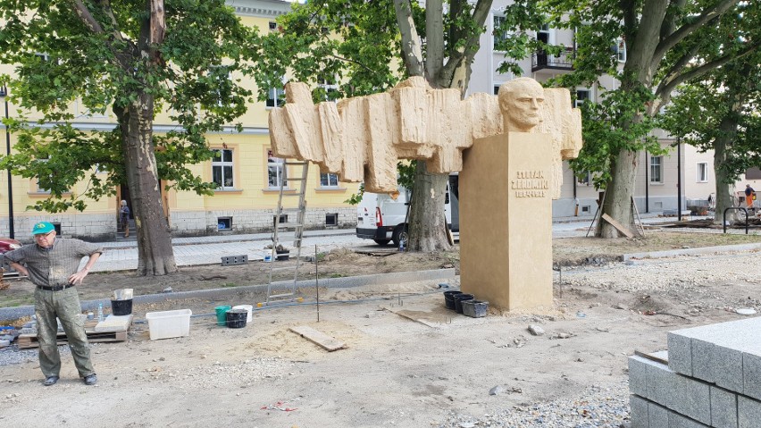 Marek Maciąg, artysta odpowiedzialny za renowację pomnika...