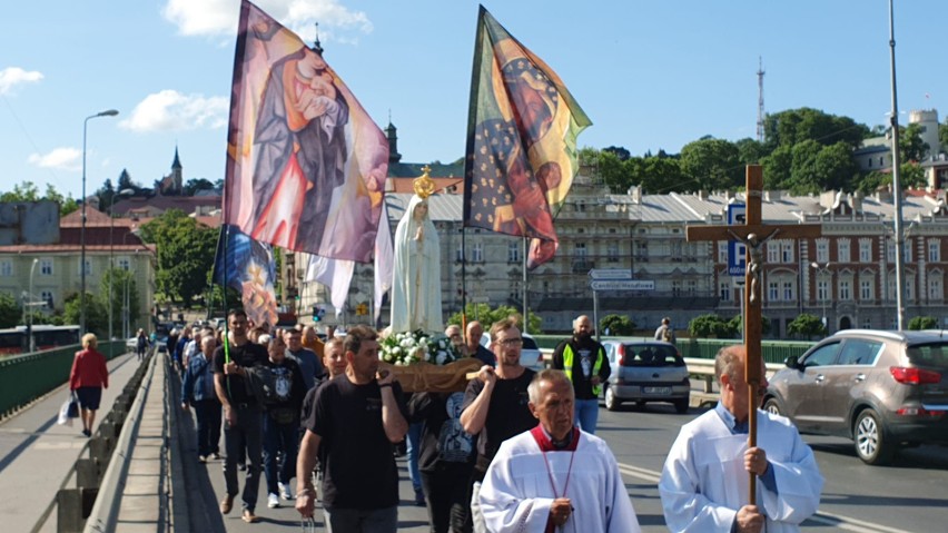 - Podczas ostatniego objawiania Maryja, odnosząc się do...