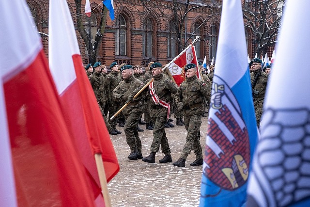 Obchody 104. rocznicy powrotu Torunia do wolnej Polski w czwartek 18 stycznia rozpoczęły się od złożenia kwiatów na grobie burmistrza Ottona Steinborna na cmentarzu św. Jerzego