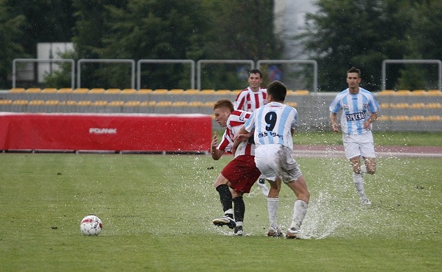 Warunki na boisku nie były łatwe. Resovia (biało-czerwone stroje) po wyrównanym pojedynku podzieliła się punktami z rywalem z Olsztyna.