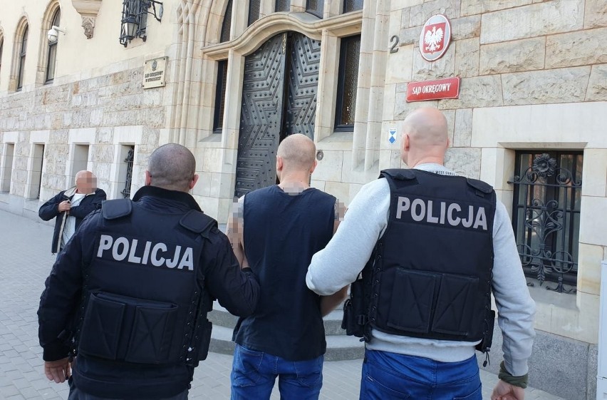 Policjanci z Bydgoszczy zatrzymali dilerów narkotykowych. Mieli prawie 5 kilogramów MDMA, kokainę i 800 tabletek "ekstazy"