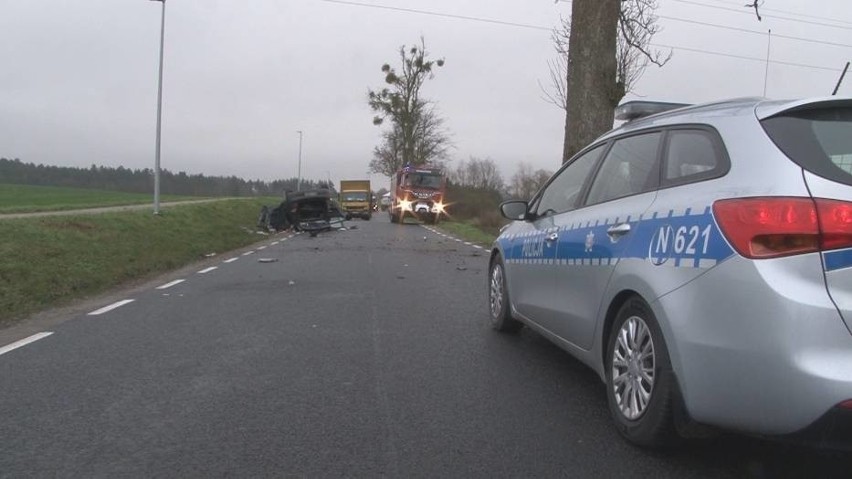 Groźny wypadek w gminie Mikołajki Pomorskie 30.11.2020 r. Samochód uderzył w drzewo i dachował