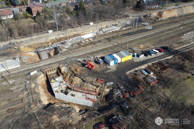 W Dąbrowie Górniczej-Strzemieszycach powstaje kolejny tunel dla pieszych, rowerzystów i podróżnych Zobacz kolejne zdjęcia/plansze. Przesuwaj zdjęcia w prawo naciśnij strzałkę lub przycisk NASTĘPNE