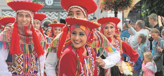 Nie tylko żywe kolory strojów Peruwiańczyków, ale też energia i uśmiech czyniły ich widocznymi z daleka. I przysparzały fanów