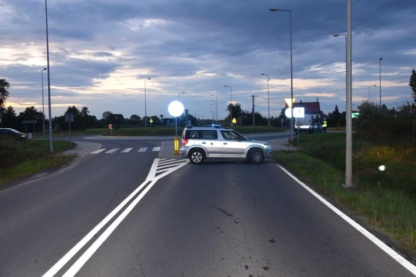 Dębina Łętowska. Motocyklista rozbił się na rondzie. Jest w ciężkim stanie