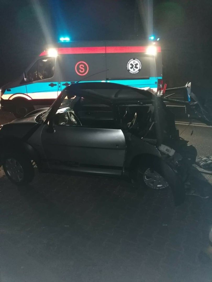 Wypadek w gminie Rytwiany. Ciężarówka zderzyła się z autem osobowym. Jedna osoba została ranna