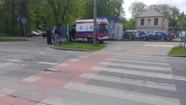 Potrącenie na ulicy Okulickiego w Radomiu. Kierowca uciekł z miejsca zdarzenia.
