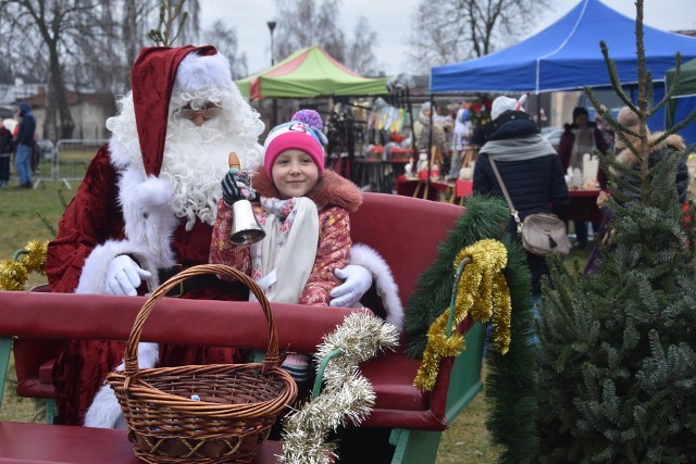 Dorośli robili zakupy, a dzieci garnęły się do Świętego Mikołaja i elfów. Każdy chciał mieć pamiątkową fotkę.