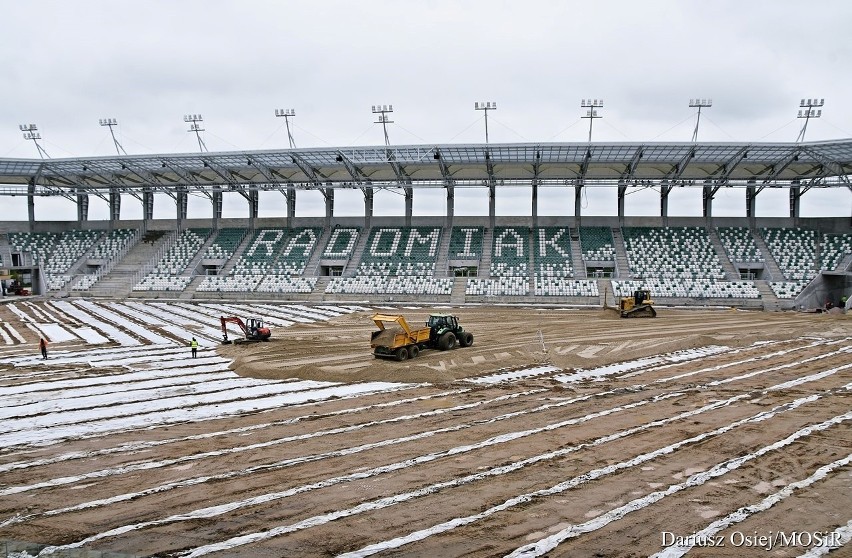 Na stadionie Radomiaka zakończył się montaż krzesełek,...
