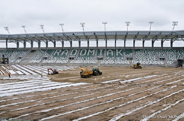 Na stadionie Radomiaka zakończył się montaż krzesełek, gotowy jest dach na trybunami. Budowana jest kolejna warstwa konstrukcyjna płyty boiska.