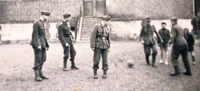 Francja, rok 1943. Ślązoki w niemieckich mundurach grają w piłkę!