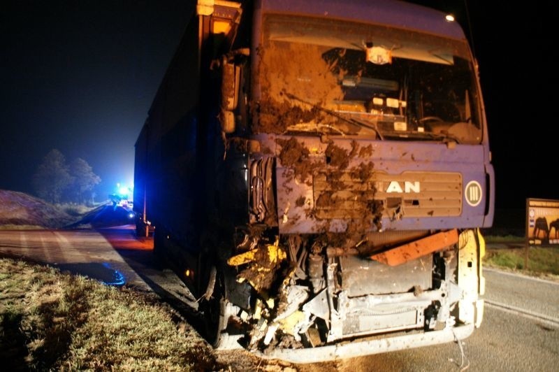 Żarnowo. Wypadek na DK 61. Ciężarówka uderzyła w przyczepę ciągnika (zdjęcia) 