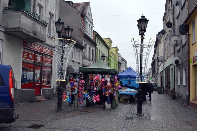 Jarmark świąteczny w Połczynie Zdroju to wydarzenie z wieloletnią tradycją! Co roku burmistrz miasta - Barbara Nowak, zaprasza wystawców, rękodzielników i koła gospodyń wiejskich by zaprezentowały swój towar mieszkańcom. Nie inaczej było i w tym roku! W dniach 15 i 16 grudnia, na pasaż handlowy zamieniono całą ulicę Grunwaldzką! Na licznych stoiskach pojawiły się produkty regionalne, takie jak bochny chleba wypiekane na zakwasie, tradycyjne wędliny, miody bez chemii i nalewki robione z prawdziwych owoców. Nie zabrakło też całego mnóstwa ozdób i dekoracji choinkowych, świec z wosku pszczelego, a nawet oscypków wprost z Czarnego Dunajca! Na Placu Wolności stanęło przystrojone drzewko oraz pokaźnych rozmiarów szopka bożonarodzeniowa, którą chętnie podziwiali przechodnie. Kiedy dorośli zajęci byli dokonywaniem zakupów, dzieci brały udział w konkursach tematycznych, zgadywankach i quizach z nagrodami. Zgodnie z tradycją, poznaliśmy też zwycięzców konkursu na najładniejszą ozdobę świąteczną.