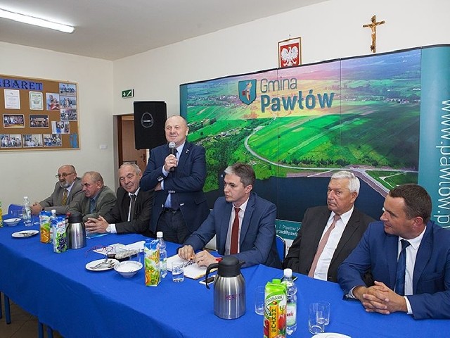 Prezydium spotkania w Pawłowie, przemawia minister rolnictwa Marek Sawicki.