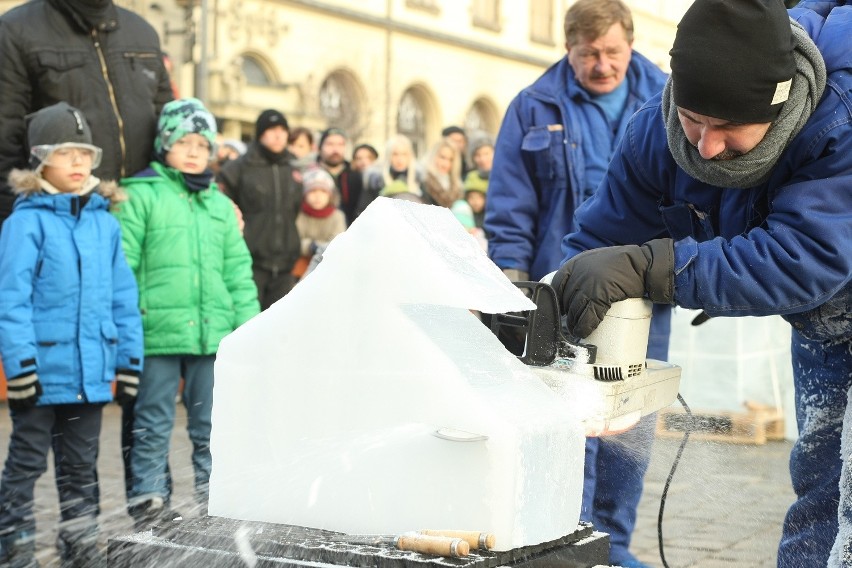 Wrocław: Na Rynku powstają lodowe rzeźby (ZOBACZ ZDJĘCIA, FILM)