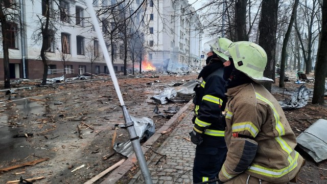 Wojna na Ukrainie. Rosjanie bombardują miasta. Ukraińscy strażacy gaszą pożary i ratują ludzi z rumowisk. Zdjęcia z akcji chwytają za serce